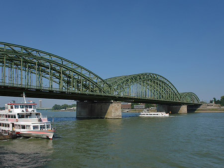 Foto Schiff vor der Hohenzollernbrücke - Köln