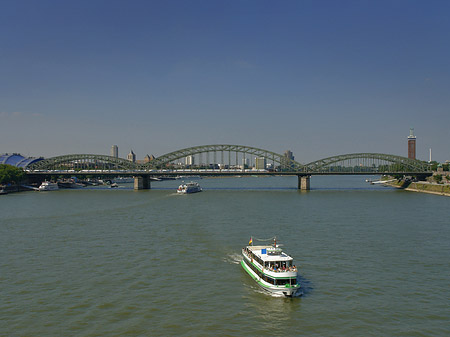 Schiff vor der Hohenzollernbrücke Fotos