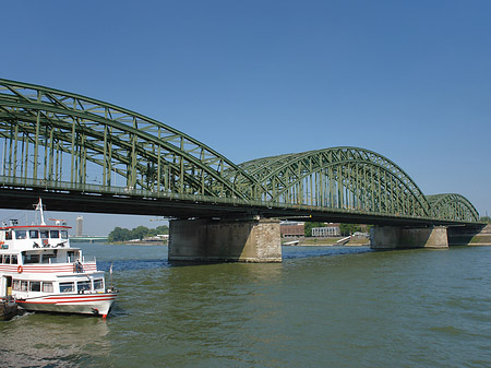 Schiff vor der Hohenzollernbrücke