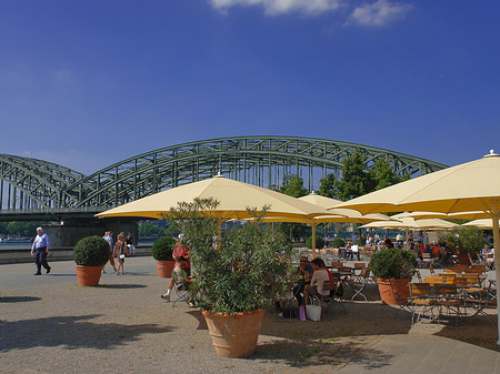 Sonnenschirme vor der Hohenzollernbrücke Fotos