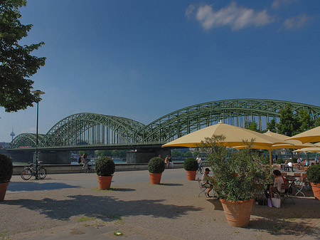 Fotos Sonnenschirme vor der Hohenzollernbrücke