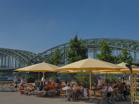 Fotos Sonnenschirme vor der Hohenzollernbrücke | Köln