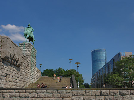 Reiterstatue bewacht Hyatt Regency Hotel Foto 