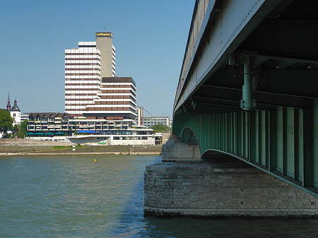 Deutzer Brücke reicht ans Kennedyufer Fotos