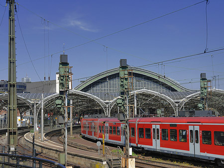 Kölner Bahnhof mit Zug Fotos