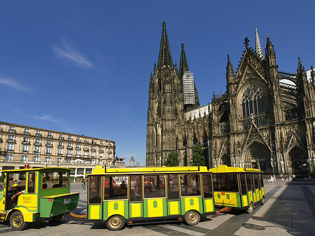 Foto Bimmelbahn fährt zum Kölner Dom