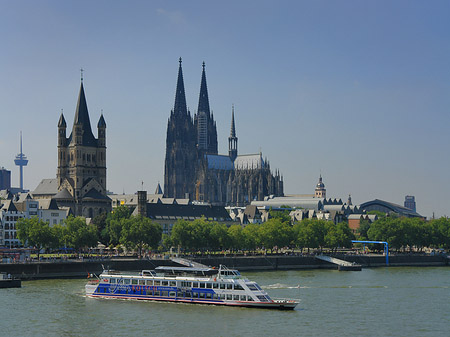 Kölner Dom und Groß St Martin auf Rheinufer - Nordrhein-Westfalen (Köln)