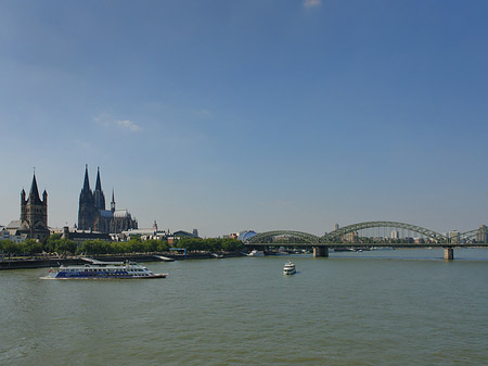 Kölner Dom und Groß St Martin auf Rheinufer