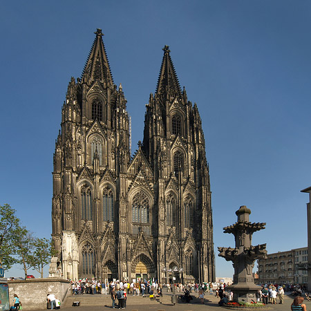 Kreuzblume vor Kölner Dom - Nordrhein-Westfalen (Köln)