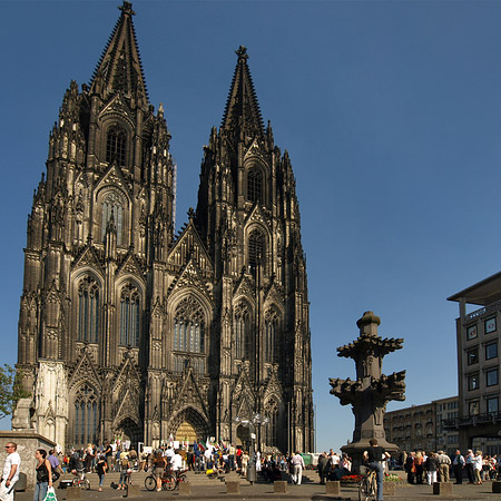 Kreuzblume vor Kölner Dom - Nordrhein-Westfalen (Köln)