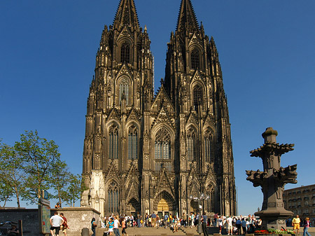 Touristen tummeln sich vor Kölner Dom - Nordrhein-Westfalen (Köln)