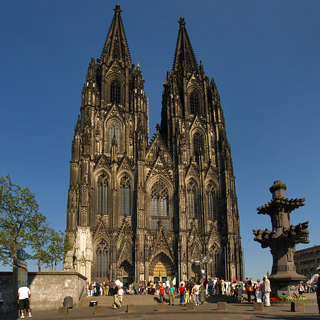 Foto Touristen tummeln sich vor Kölner Dom - Köln