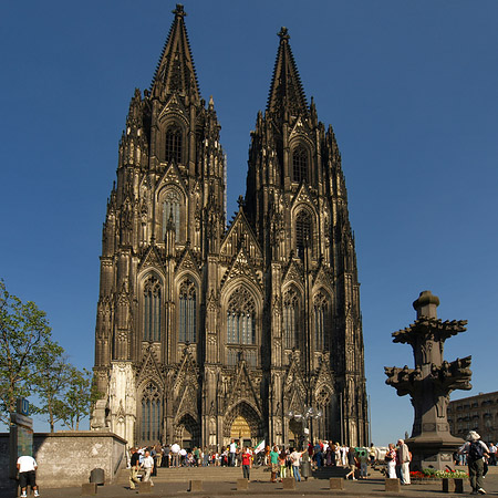 Foto Touristen tummeln sich vor Kölner Dom - Köln