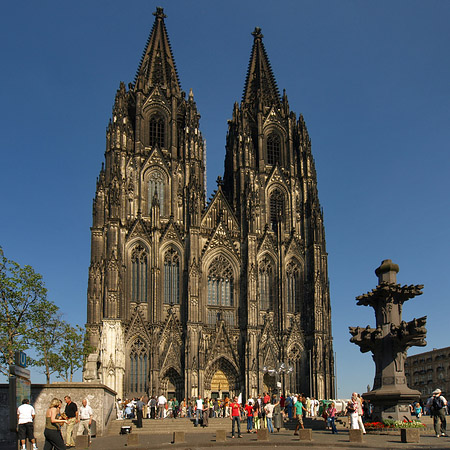 Foto Touristen tummeln sich vor Kölner Dom - Köln