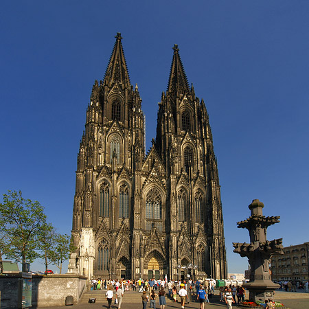 Fotos Touristen tummeln sich vor Kölner Dom | Köln