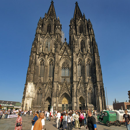 Touristen tummeln sich vor Kölner Dom - Nordrhein-Westfalen (Köln)