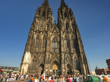 Foto Touristen tummeln sich vor Kölner Dom