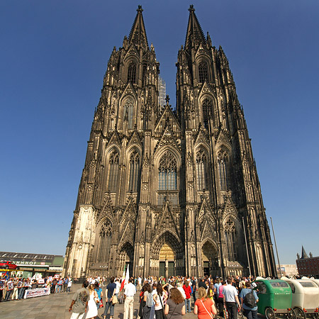 Touristen tummeln sich vor Kölner Dom - Nordrhein-Westfalen (Köln)