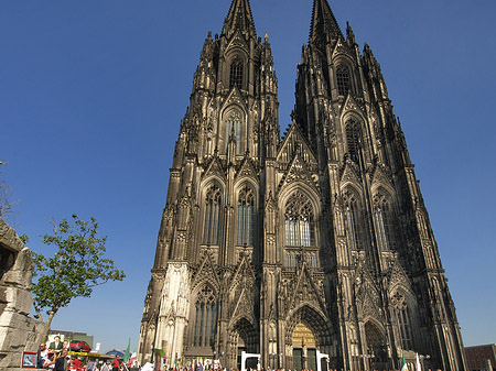 Touristen tummeln sich vor Kölner Dom - Nordrhein-Westfalen (Köln)