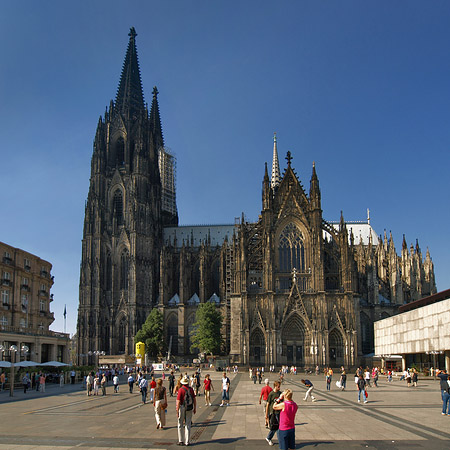 Touristen tummeln sich vor Kölner Dom - Nordrhein-Westfalen (Köln)