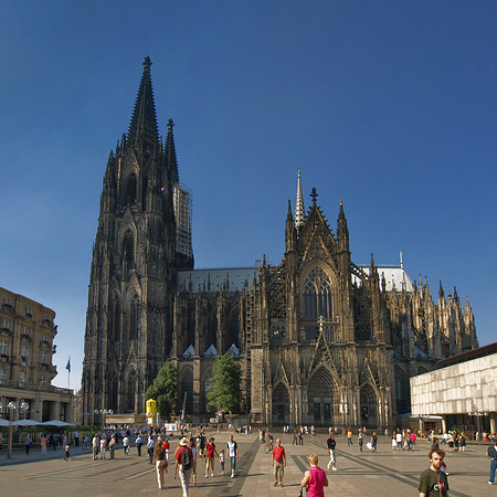 Touristen tummeln sich vor Kölner Dom