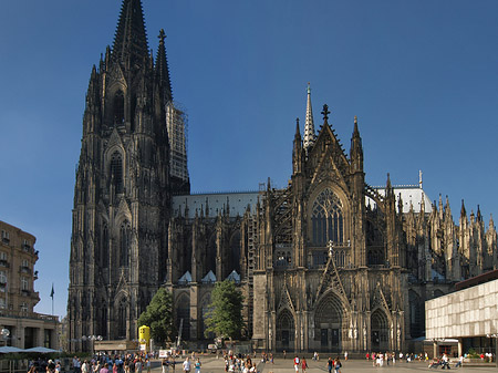 Touristen tummeln sich vor Kölner Dom Foto 