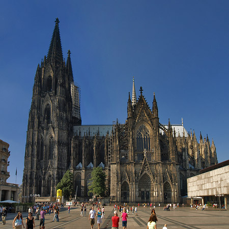 Touristen tummeln sich vor Kölner Dom - Nordrhein-Westfalen (Köln)