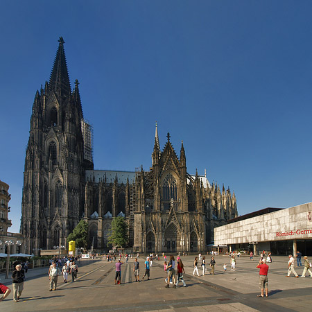 Touristen tummeln sich vor Kölner Dom - Nordrhein-Westfalen (Köln)