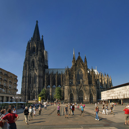 Touristen tummeln sich vor Kölner Dom - Nordrhein-Westfalen (Köln)