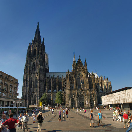 Touristen tummeln sich vor Kölner Dom - Nordrhein-Westfalen (Köln)