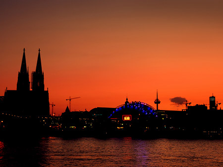 Kölner Dom neben Musical Dome - Nordrhein-Westfalen (Köln)