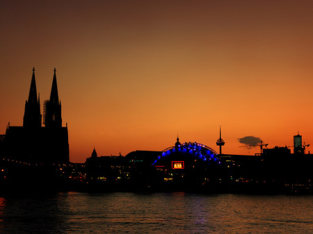 Kölner Dom neben Musical Dome - Nordrhein-Westfalen (Köln)