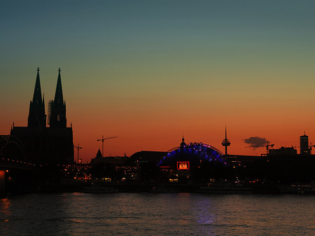 Kölner Dom neben Musical Dome - Nordrhein-Westfalen (Köln)