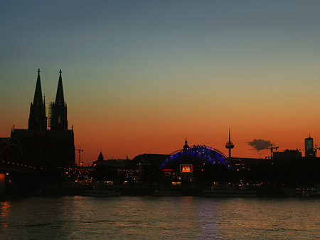 Kölner Dom neben Musical Dome - Nordrhein-Westfalen (Köln)