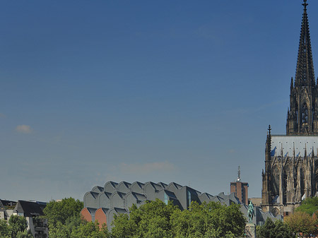 Dach der Kölner Philharmonie und Kölner Dom Foto 