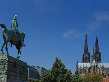 Kölner Dom mit Reiterstatue Foto 