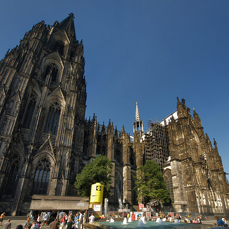 Blick über Roncalliplatz zum Kölner Dom Foto 