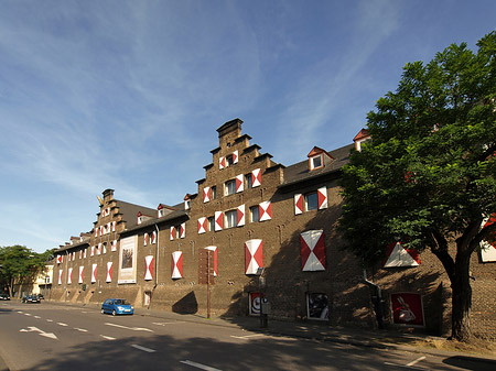 Kölnisches Stadtmuseum mit Straße - Nordrhein-Westfalen (Köln)