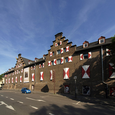 Kölnisches Stadtmuseum mit Straße - Nordrhein-Westfalen (Köln)