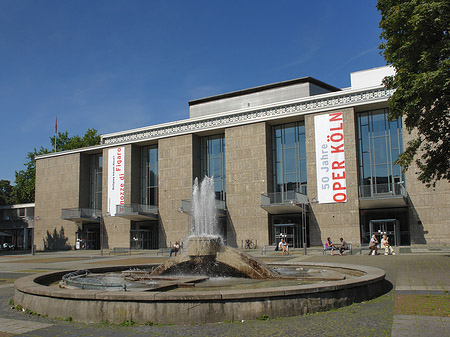 Oper Köln mit Brunnen Fotos