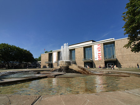 Oper Köln mit Brunnen Foto 