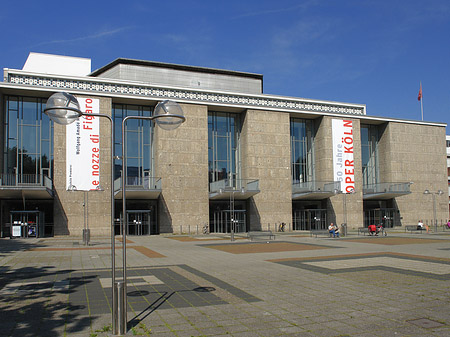 Oper Köln mit Brunnen