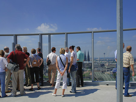 Foto Besucher gucken auf Köln