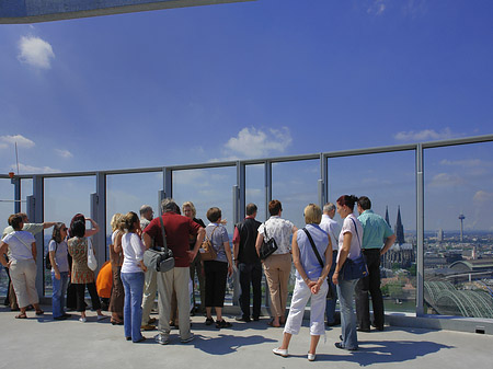 Foto Besucher gucken auf Köln