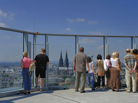 Besucher gucken auf Köln Fotos