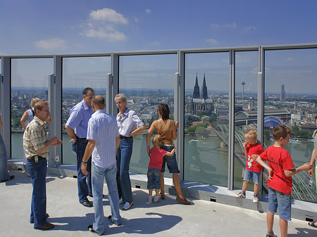 Besucher gucken auf Köln