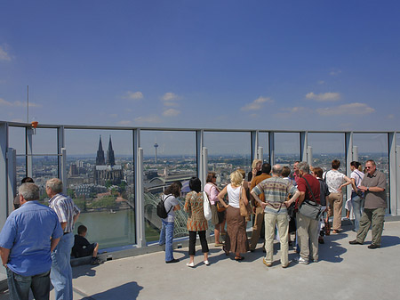 Besucher gucken auf Köln Fotos