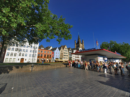 Schlange stehen für Köln-Düsseldorfer