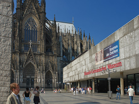 Foto Römisch-Germanisches Museum neben dem Kölner Dom - Köln