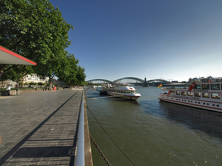 Schiff fährt über den Rhein - Nordrhein-Westfalen (Köln)